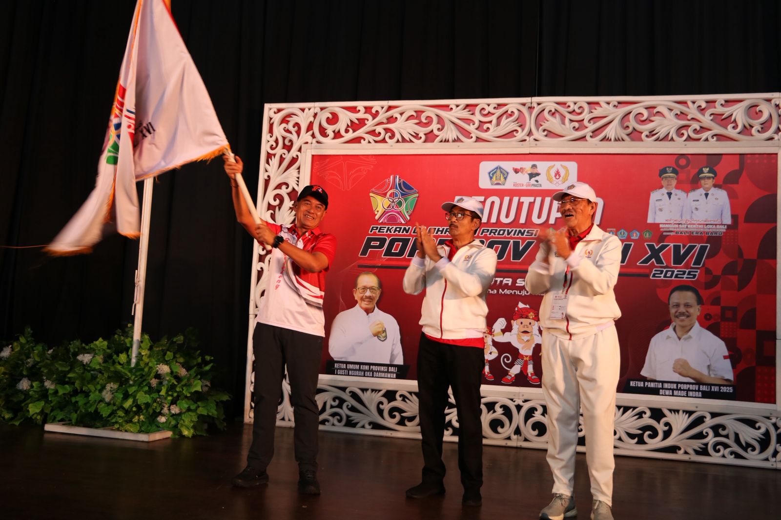 KIBARKAN BENDERA: Wakil Bupati Buleleng, Gede Supriatna (paling kiri) mengibarkan pataka bendera Porprov Bali. SImbol kesiapan Buleleng sebagai tuan rumah Porprov Bali 2027.