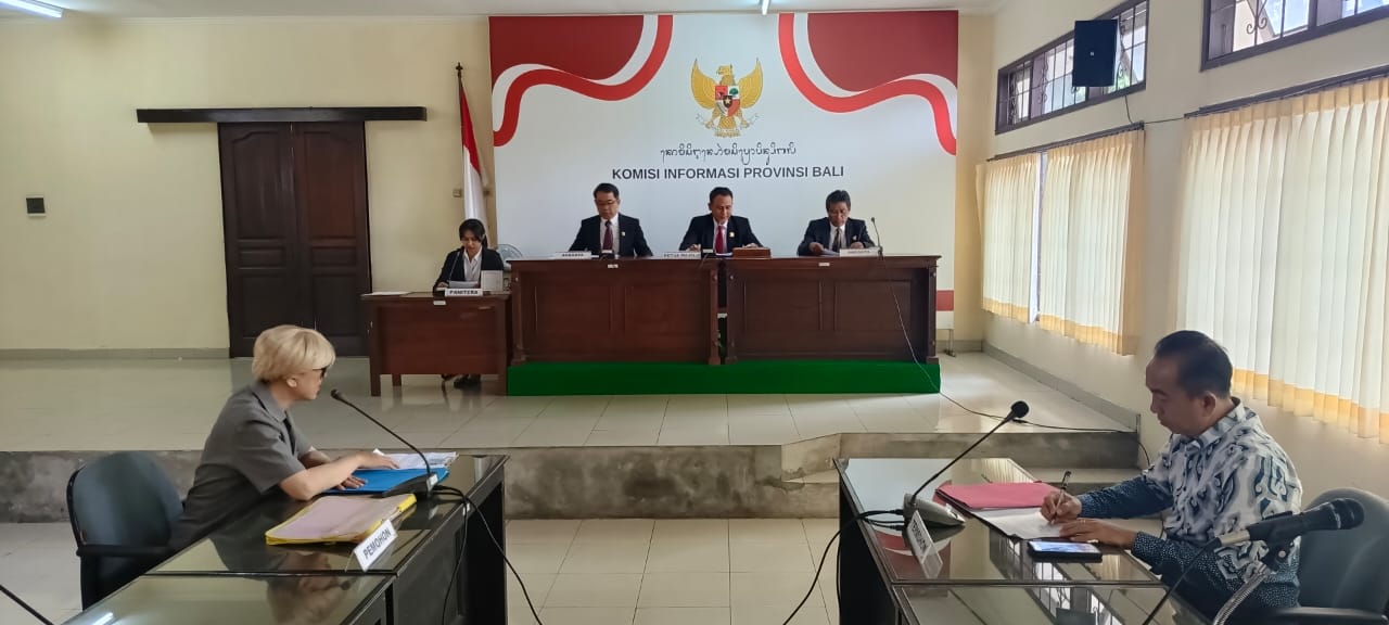 SIDANG AJUDIKASI: Suasana sidang ajudikasi di Komisi Informasi Bali, terkait informasi UKT dan Beasiswa di Universitas Udayana (Unud).