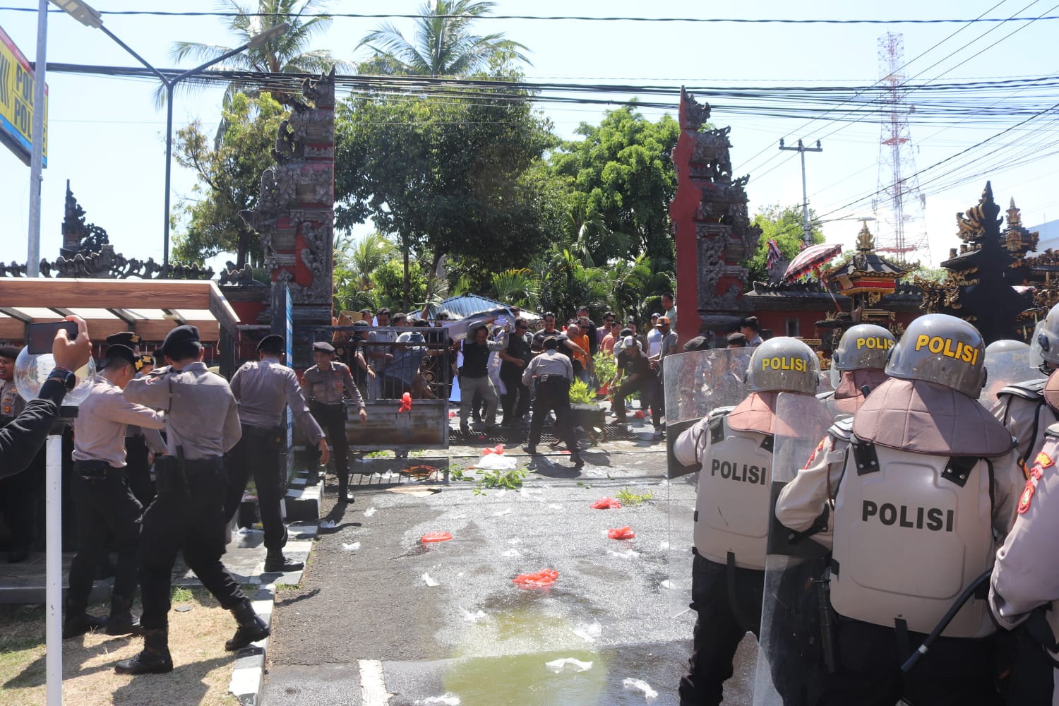 SIMULASI: Suasana simulasi pengamanan markas yang dilakukan Polres Buleleng.