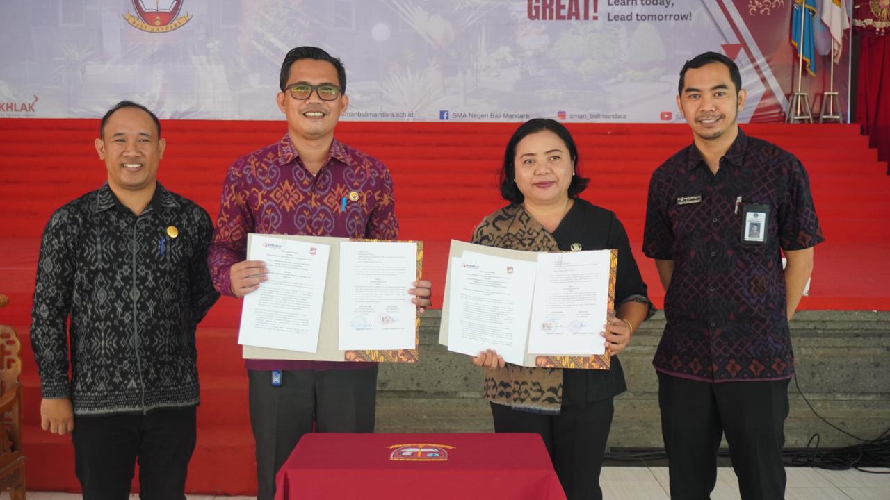 KERJASAMA: Ketua Bawaslu Buleleng, Kadek Carna Wirata (dua dari kiri) menandatangani MoU pengawasan partisipatif dengan melibatkan siswa di sekolah tersebut.