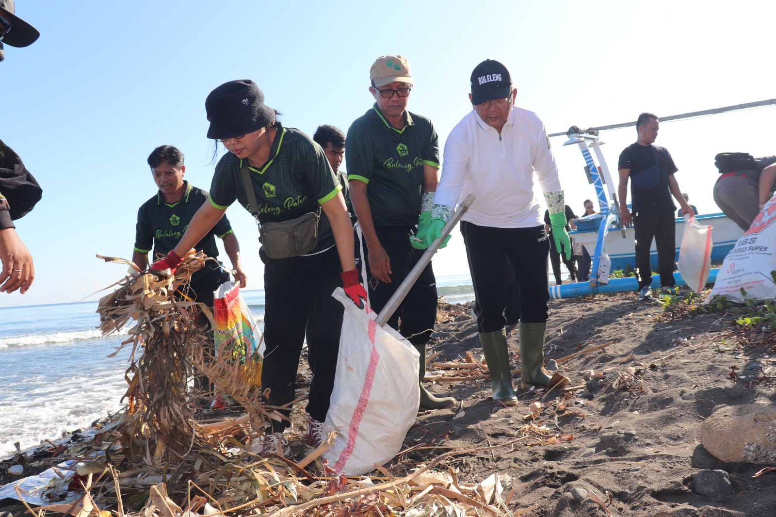 BERSIHKAN SAMPAH: Aksi pembersihan sampah di kawasan pesisir Pantai Pengastulan, Buleleng.