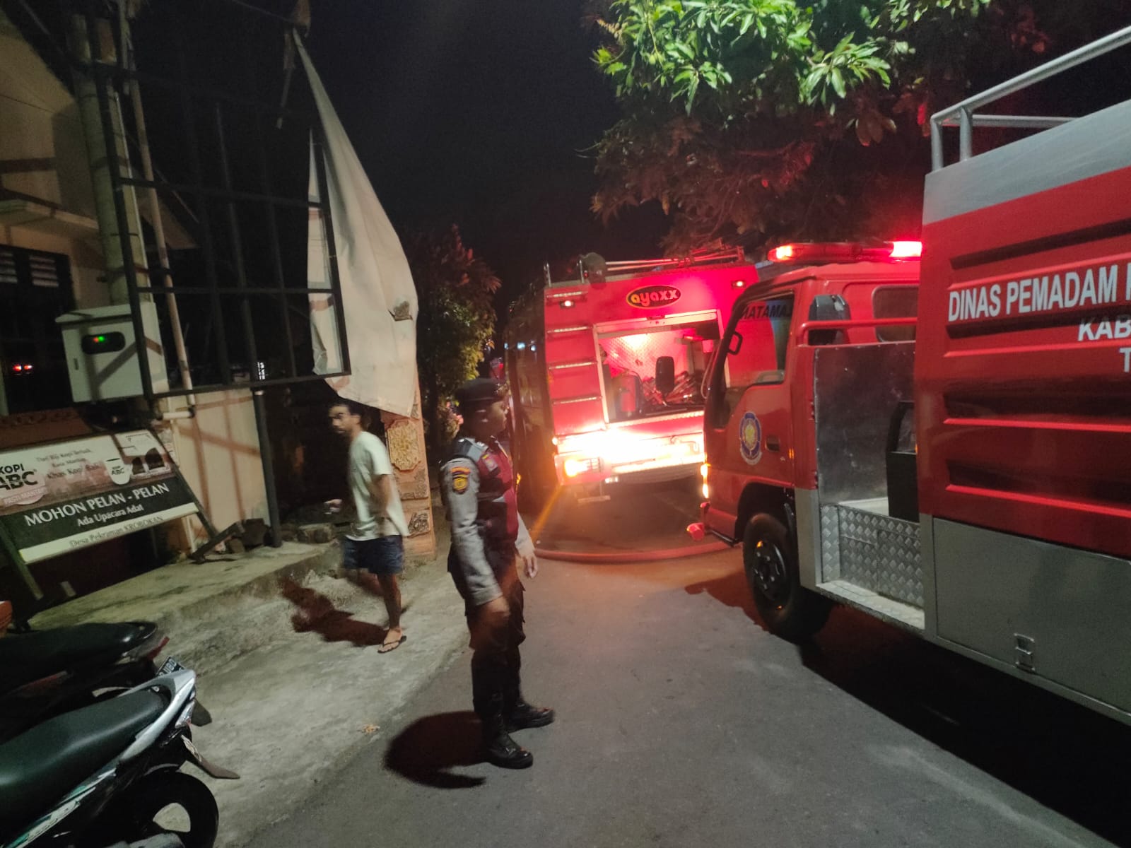 PADAMKAN API: Petugas pemadam  kebakaran Buleleng mendatangi lokasi kebakaran di Desa Kerobokan, Kecamatan Sawan.