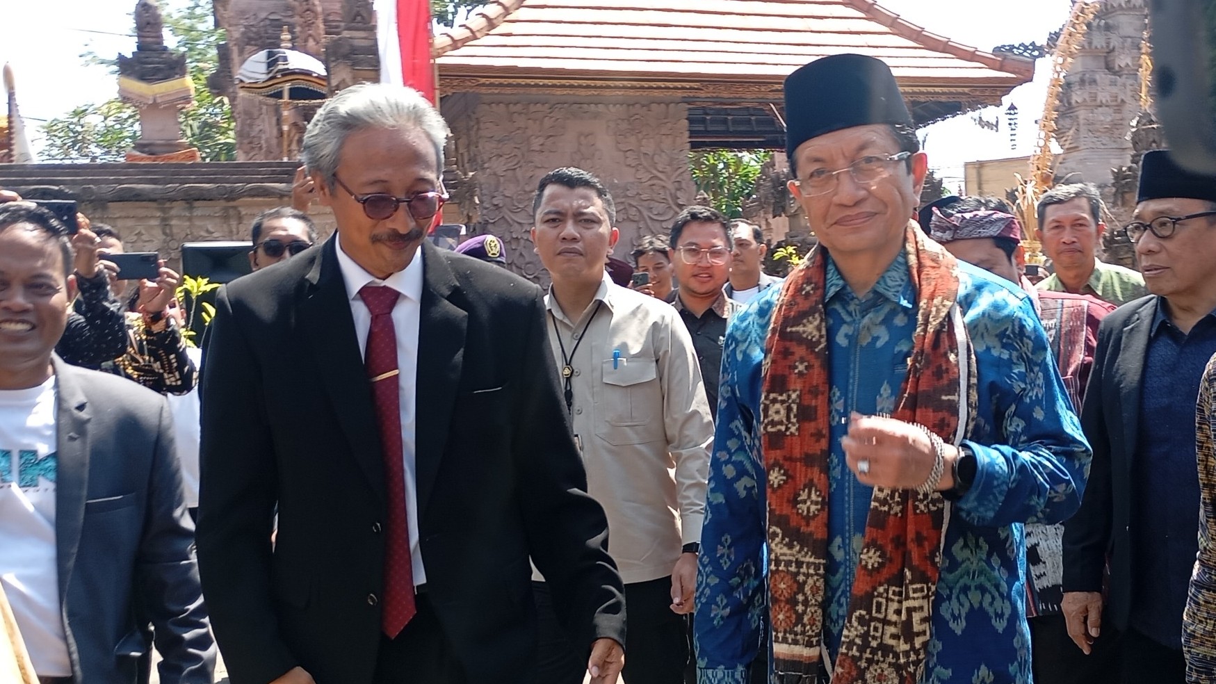 NAIK STATUS: Menteri Agama, Nasaruddin Umar (kanan) bersama Rektor Institut Mpu Kuturan Singaraja, I Gede Suwindia (kiri) saat meresmikan Institut Mpu Kuturan Singaraja.