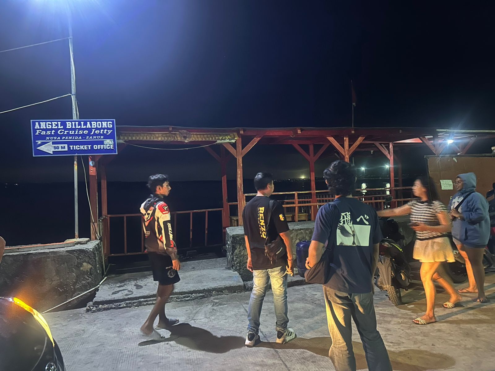 CEK TKP: Aparat kepolisian di Polsek Nusa Penida mengecek TKP tempat sepeda motor warga dilaporkan hilang.
