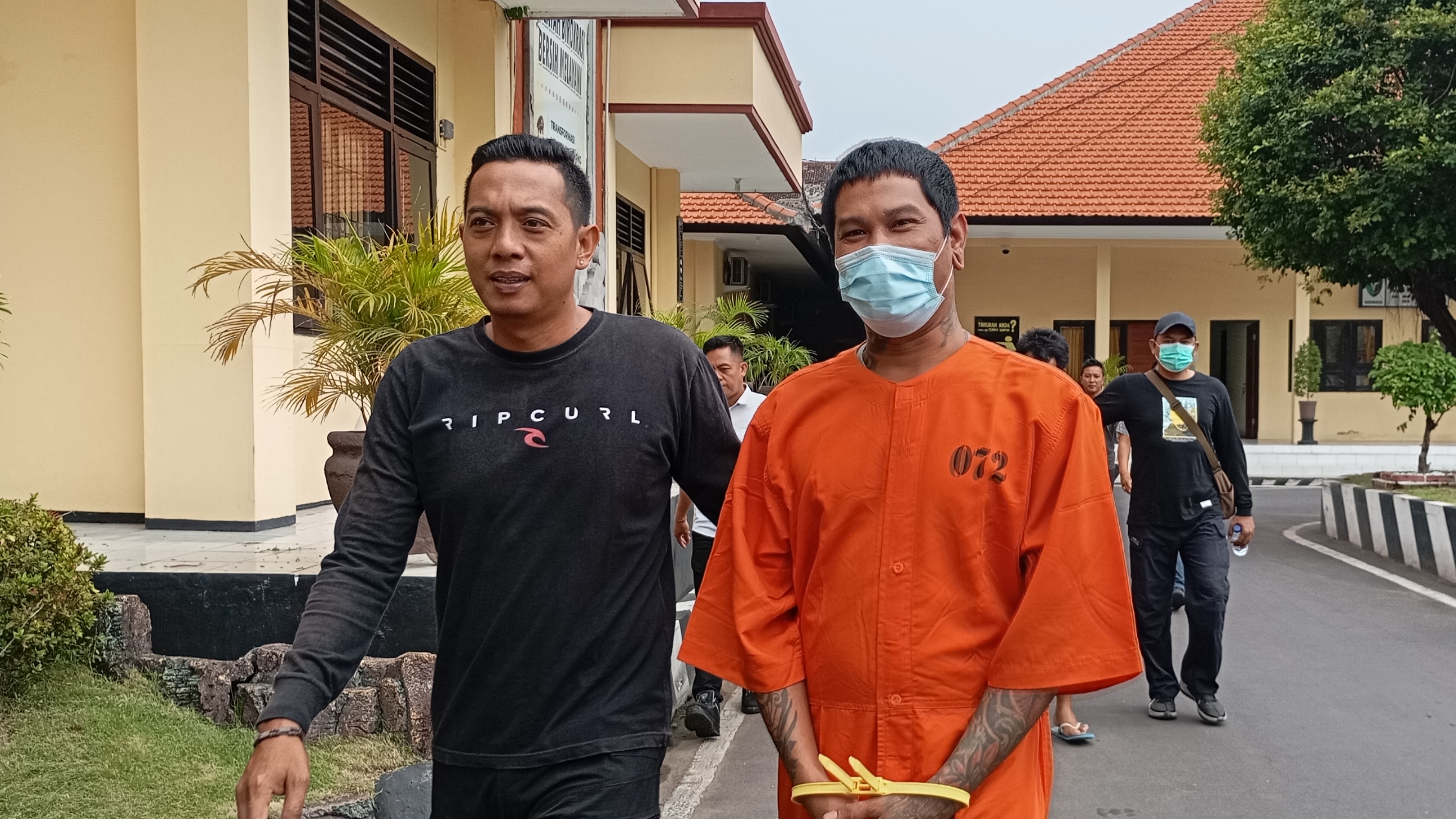 RESIDIVIS: Dewa Putu Oka Budayana alias Dewa Tompel kembali berurusan dengan polisi karena tersangkut kasus narkoba.