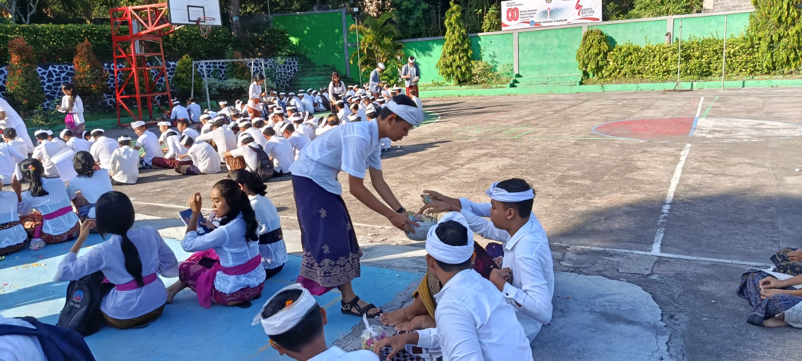 GALANG DONASI: Siswa di SMAN 2 Banjar, Buleleng, menggalang donasi untuk korban banjir bandang di Bali.