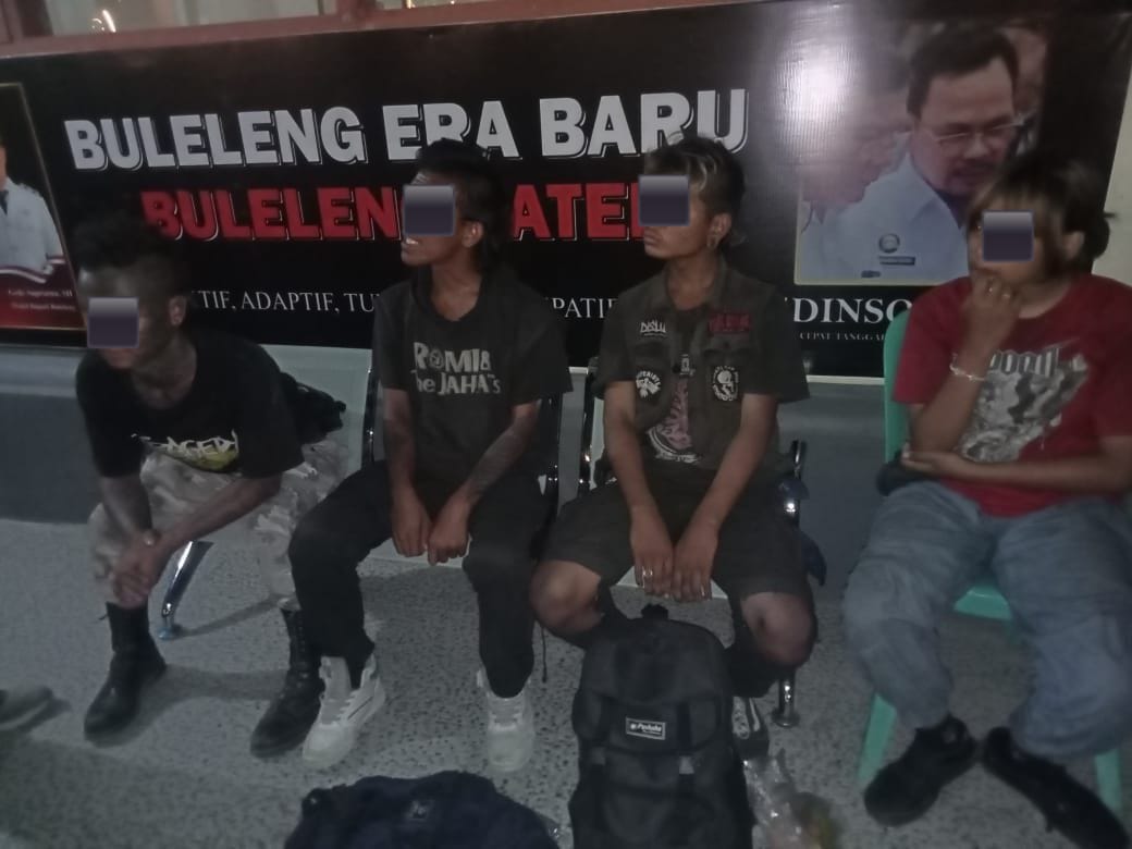 ANAK JALANAN: Sebanyak empat orang anak jalanan yang kedapatan mengamen di Catus Pata Kota Singaraja pada Sabtu (20/9/2025) malam.