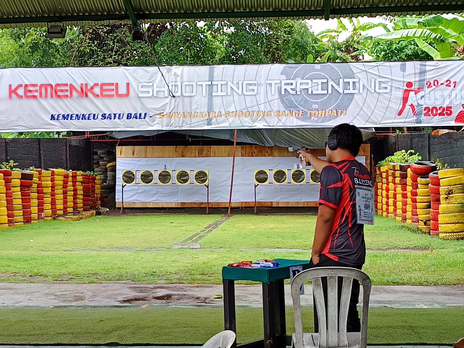LUMBUNG EMAS: Salah seorang atlet menembak Buleleng saat berkompetisi pada Porprov Bali 2025 lalu. Buleleng punya PR ketersediaan lapangan tembak.