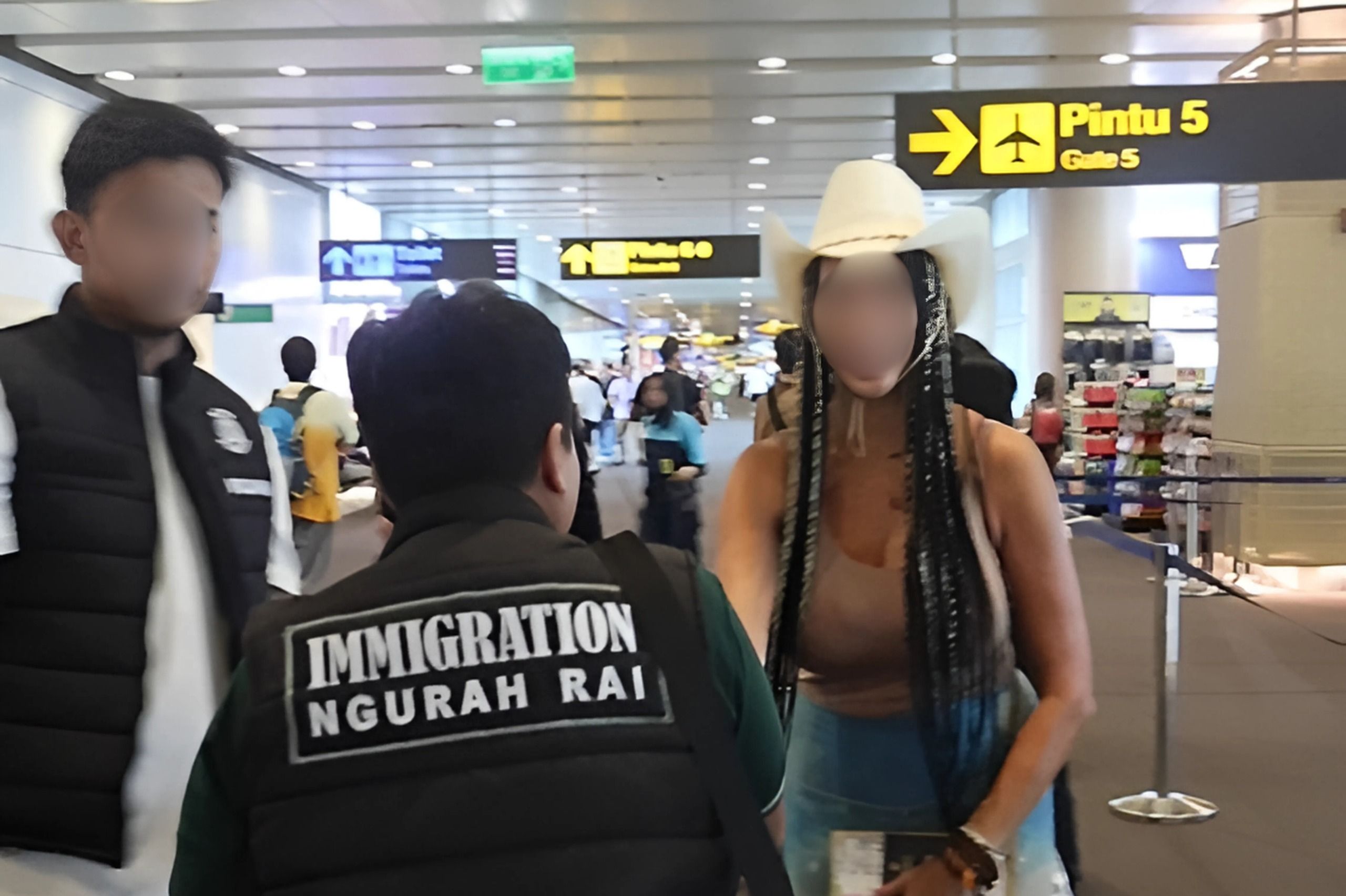 DEPORTASI: Tim Imigrasi Ngurah Rai melakukan proses deportasi terhadap seorang WNA asal Amerika Serikat yang membuka retreat seksualitas di Bali.