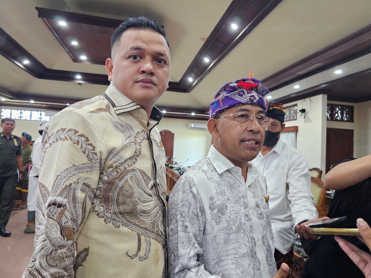 SAMPAIKAN ASPIRASI: Warga Ungasan didampingi Bendesa Adat Ungasan, Disel Astawa (kanan) saat mengadukan manajemen GWK ke DPRD Bali.