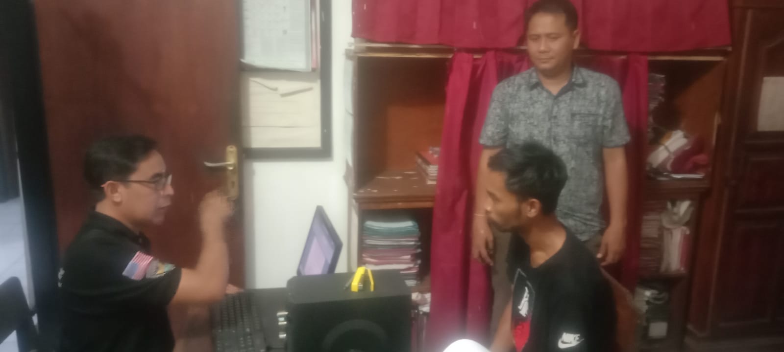CURI TABUNG: Pelaku pencurian tabung gas (kanan) LPG.