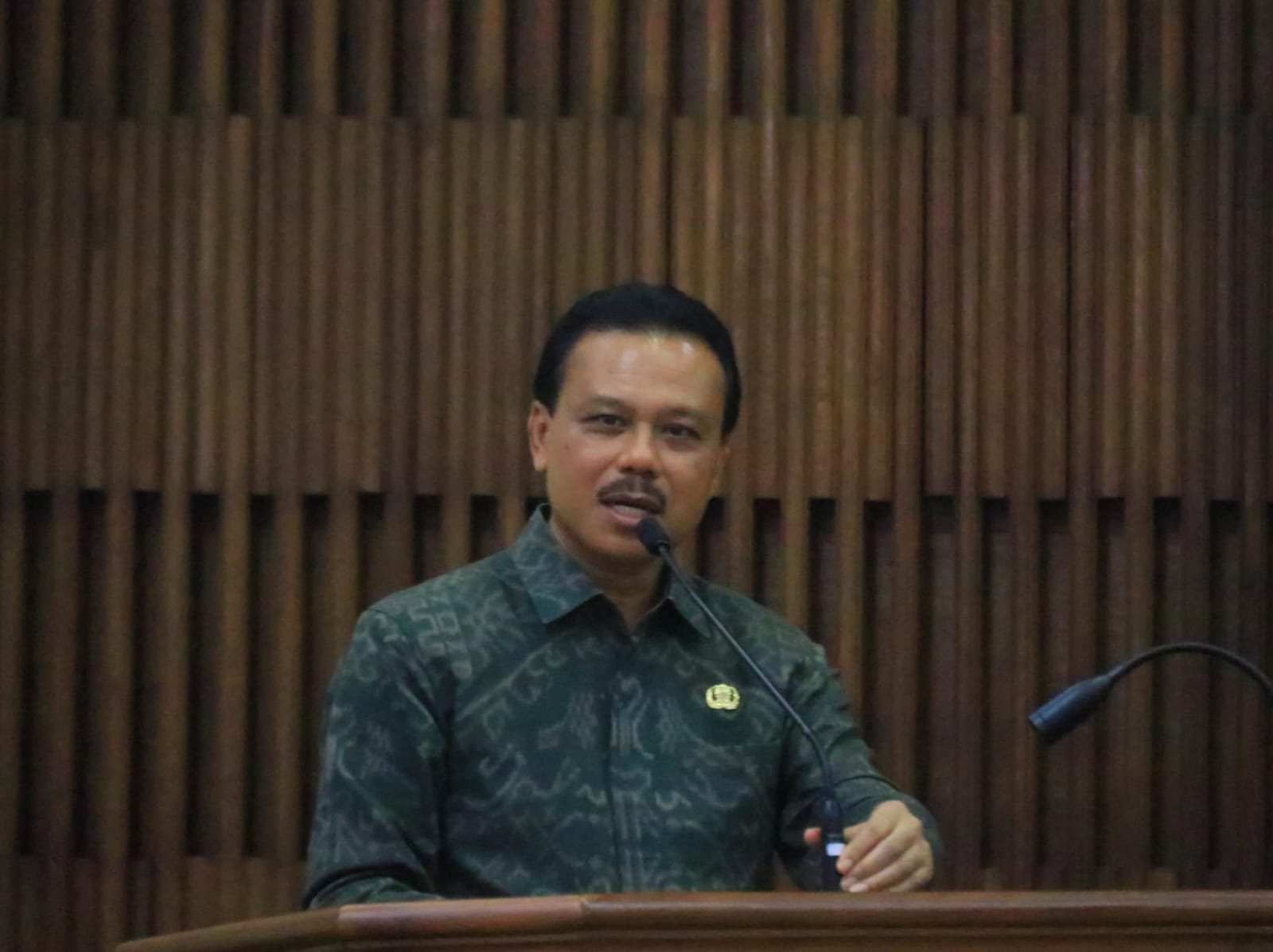 JADI SOROTAN: Sekda Bali, Dewa Made Indra. Sosoknya menjadi sorotan karena potongan video yang menyebutkan jika Dewa Indra marah-marah kepada para ASN.