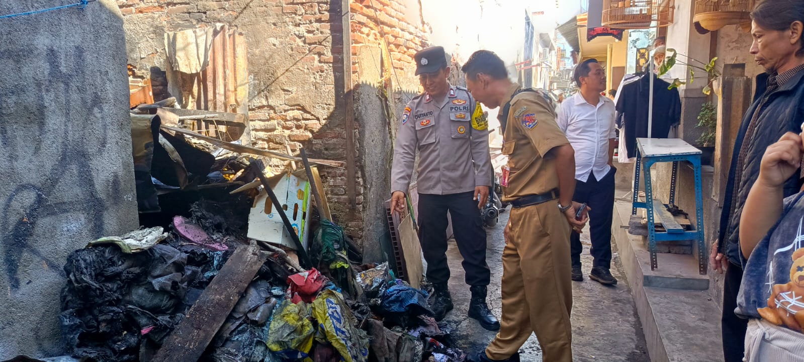 TERSISA PUING: Tumpukan barang bekas yang terbakar di kawasan pemukiman Kelurahan Kampung Singaraja, Buleleng.