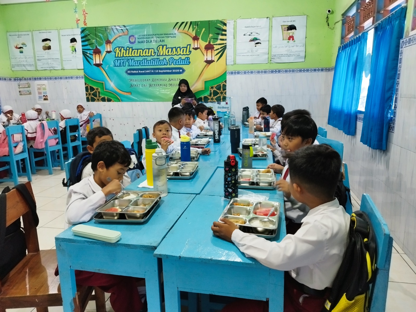 MBG: Siswa di MI Terpadu Mardlatillah mendapatkan menu Makan Bergizi Gratis (MBG).