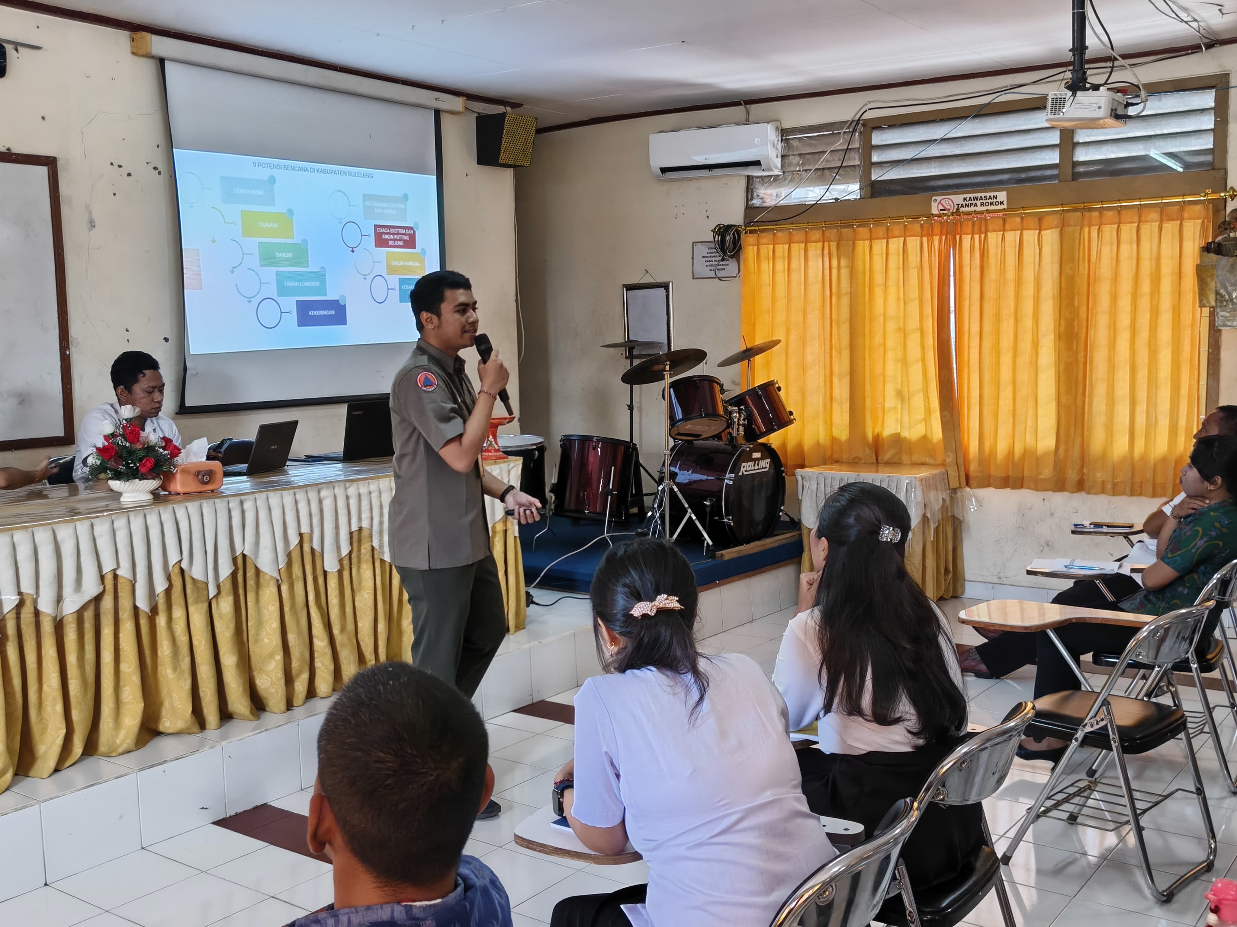 WASPADA: Staf BPBD Buleleng mensosialisasikan aplikasi untuk meningkatkan kesiapsiagaan bencana.