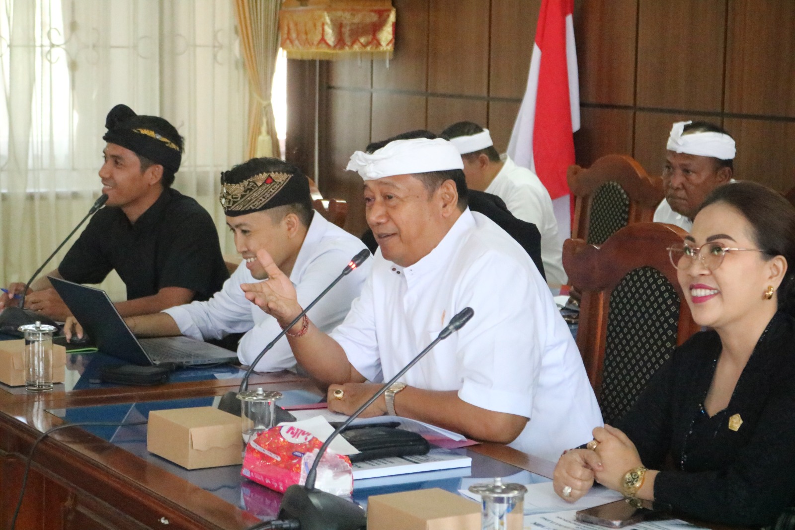 SOSIALISASI: DPRD Buleleng saat melakukan sosialisasi Ranperda Widyalaya dan Pasraman.