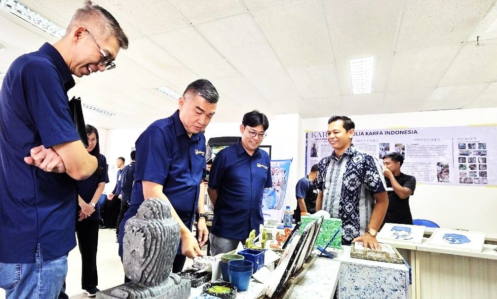 BERDAYAKAN DISABILITAS: Salah satu karya YKKS yang dipamerkan kepada para petinggi Astra motor di Denpasar belum lama ini.
