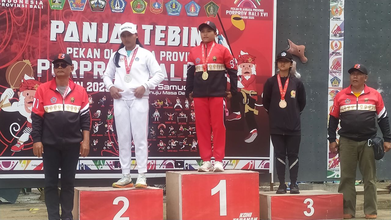 CETAK REKOR: Atlet panjat tebing asal Buleleng, Ni Made Maylia Ardani Putri (tengah) berhasil mencetak rekor pada nomor speed world record putri.