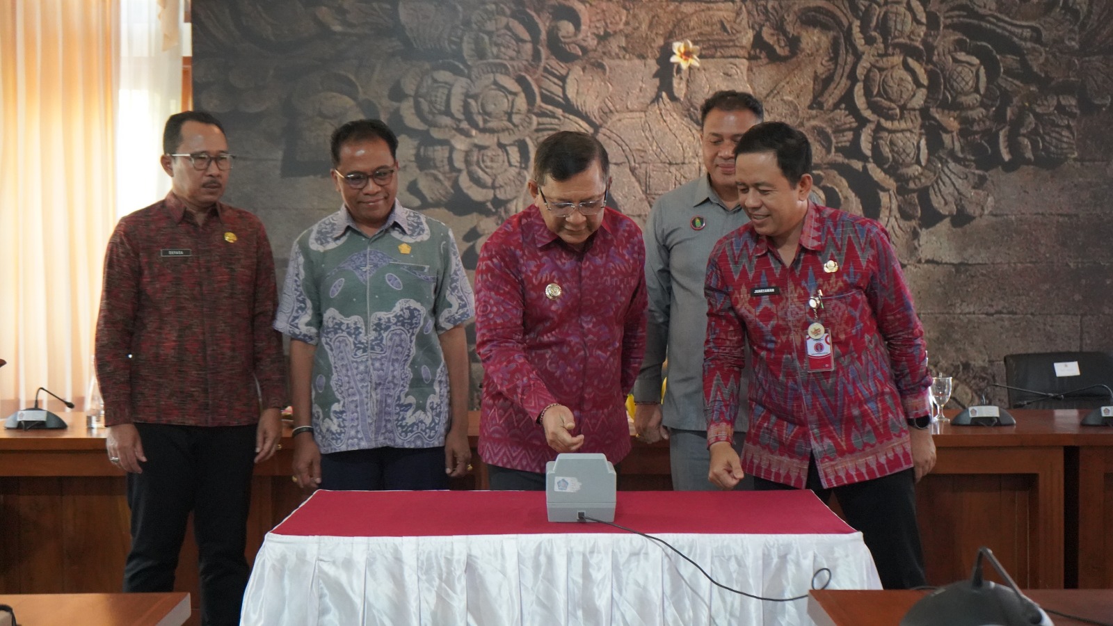 LUNCURKAN LAYANAN: Bupati Buleleng, I Nyoman Sutjidra (tengah) meluncurkan aplikasi layanan kependudukan bagi masyarakat.