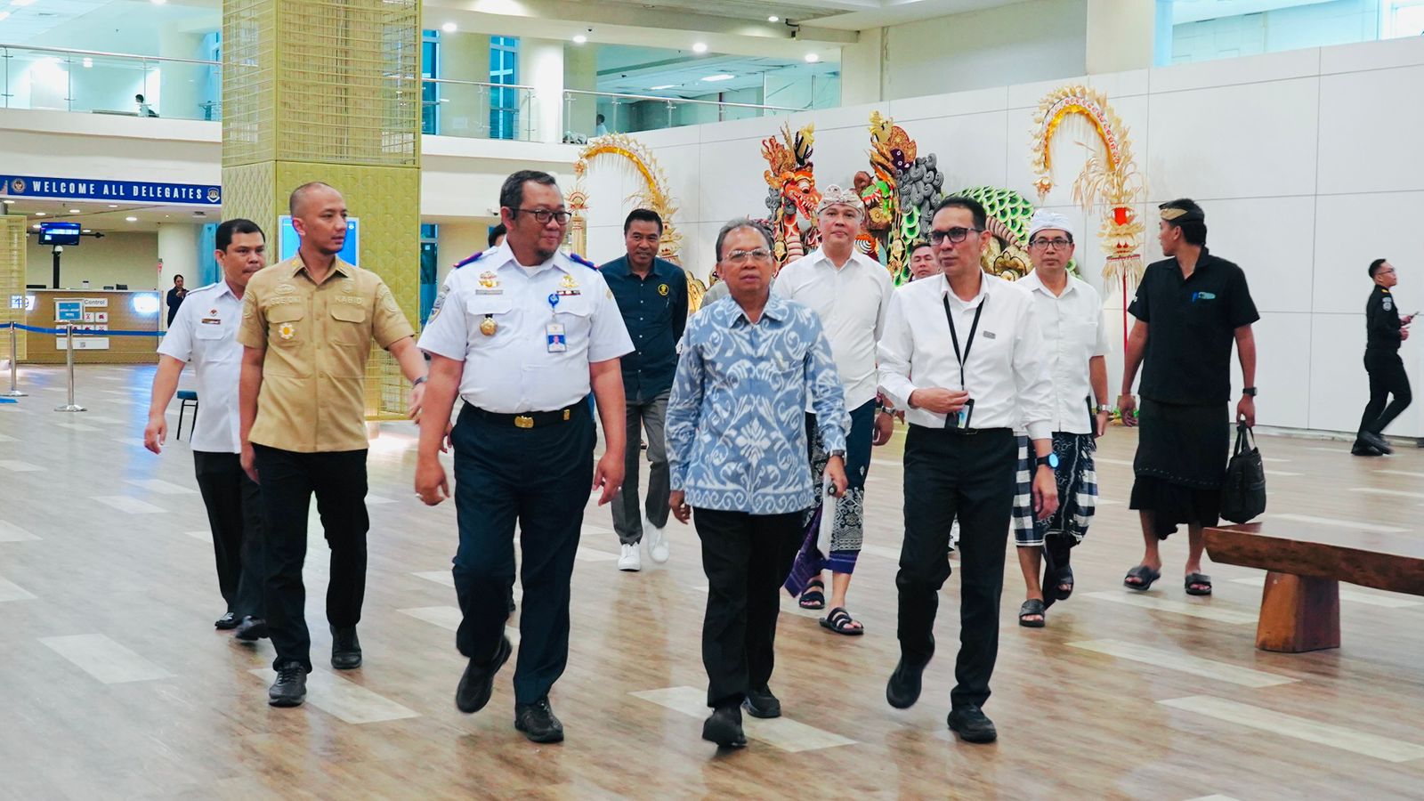 CEK BANDARA: Gubernur Bali, Wayan Koster (tengah) saat mengecek Bandara Ngurah Rai.