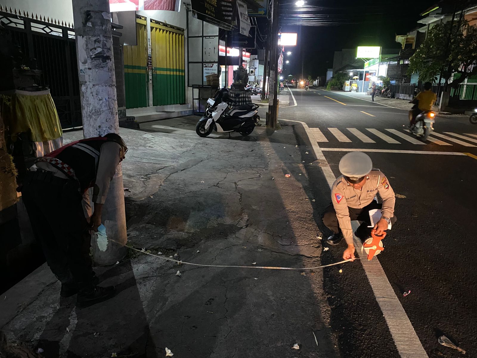 OLAH TKP: Polisi melakukan olah TKP peristiwa kecelakaan lalu lintas yang terjadi di simpang empat Desa Dencarik.