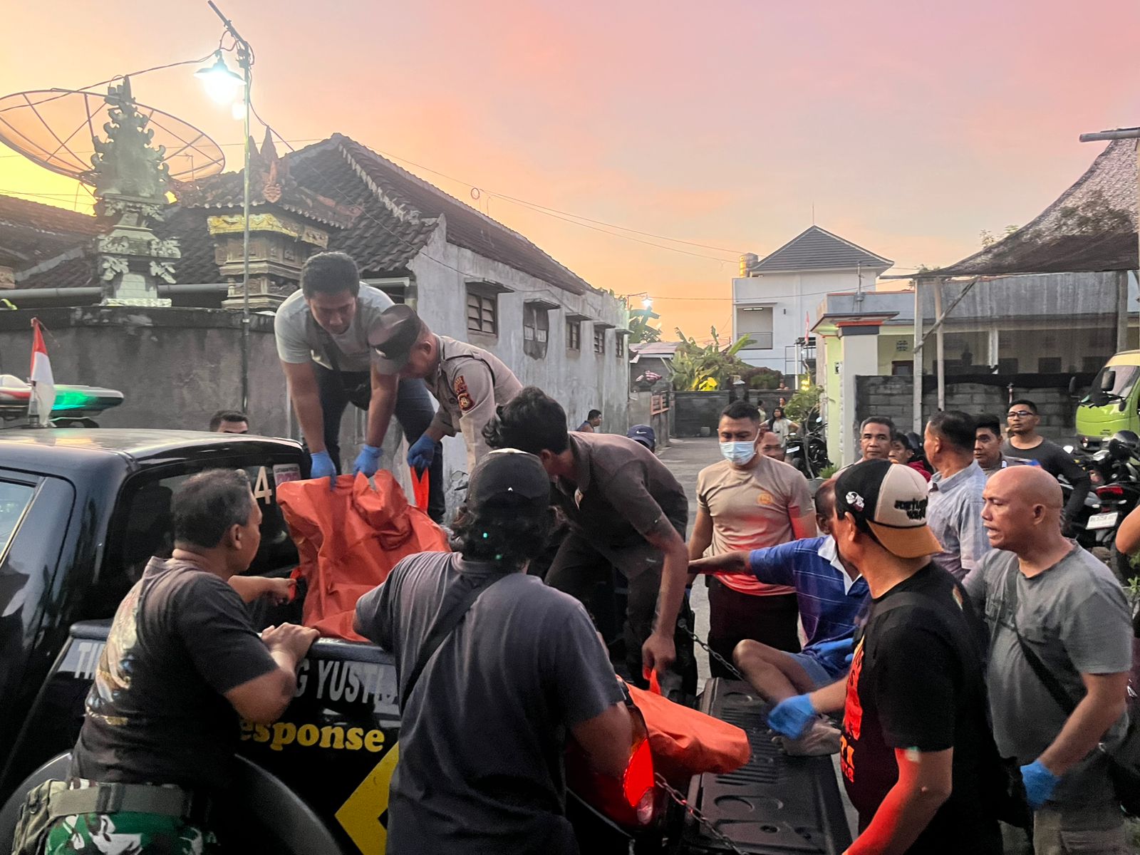 EVAKUASI: Aparat kepolisian mengevakuasi jenazah pria yang ditemukan di Kelurahan Banyuning, Buleleng.