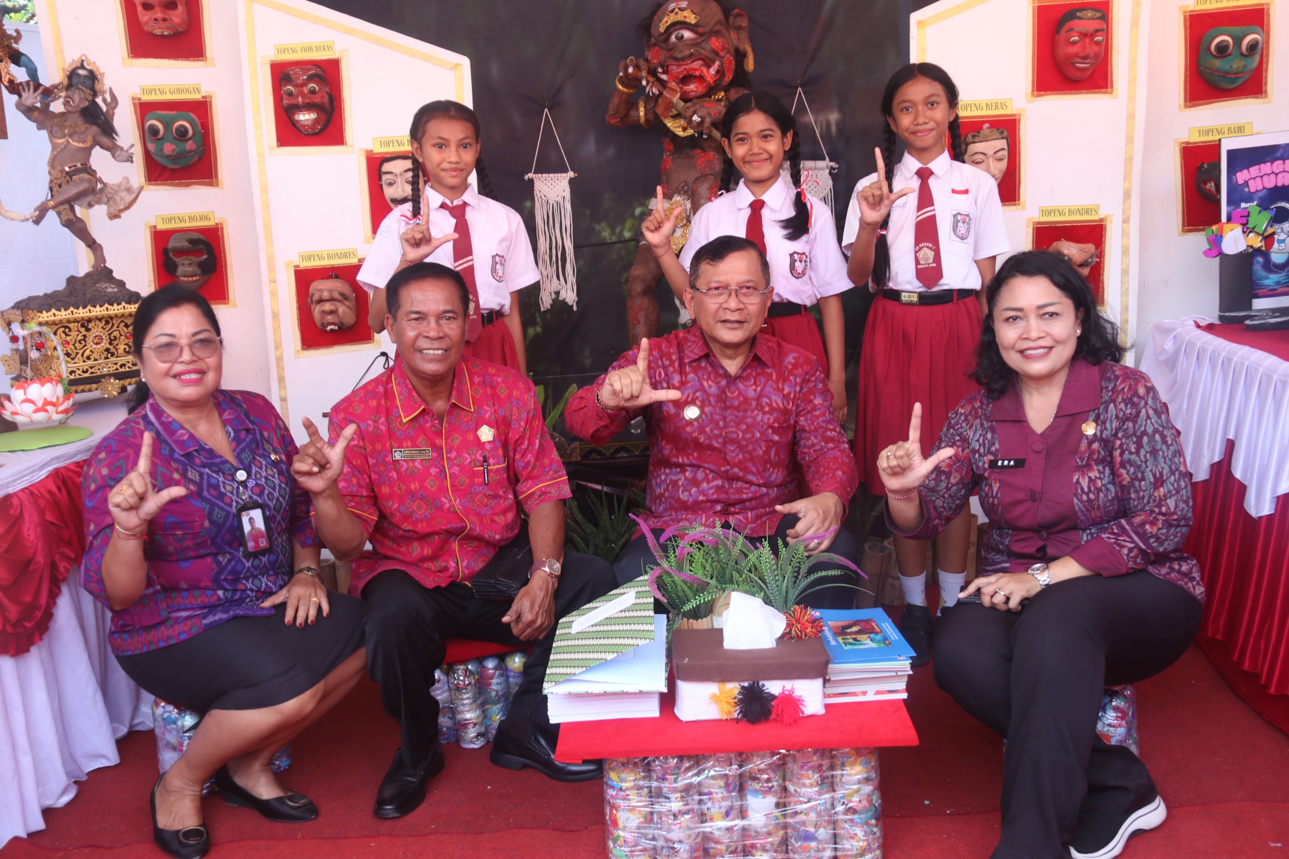 TAMBAH PERPUSTAKAAN: Bupati Buleleng, I Nyoman Sutjidra (duduk dua dari kanan) saat membuka Festival Literasi di Gedung Wanita Laksmi Graha.