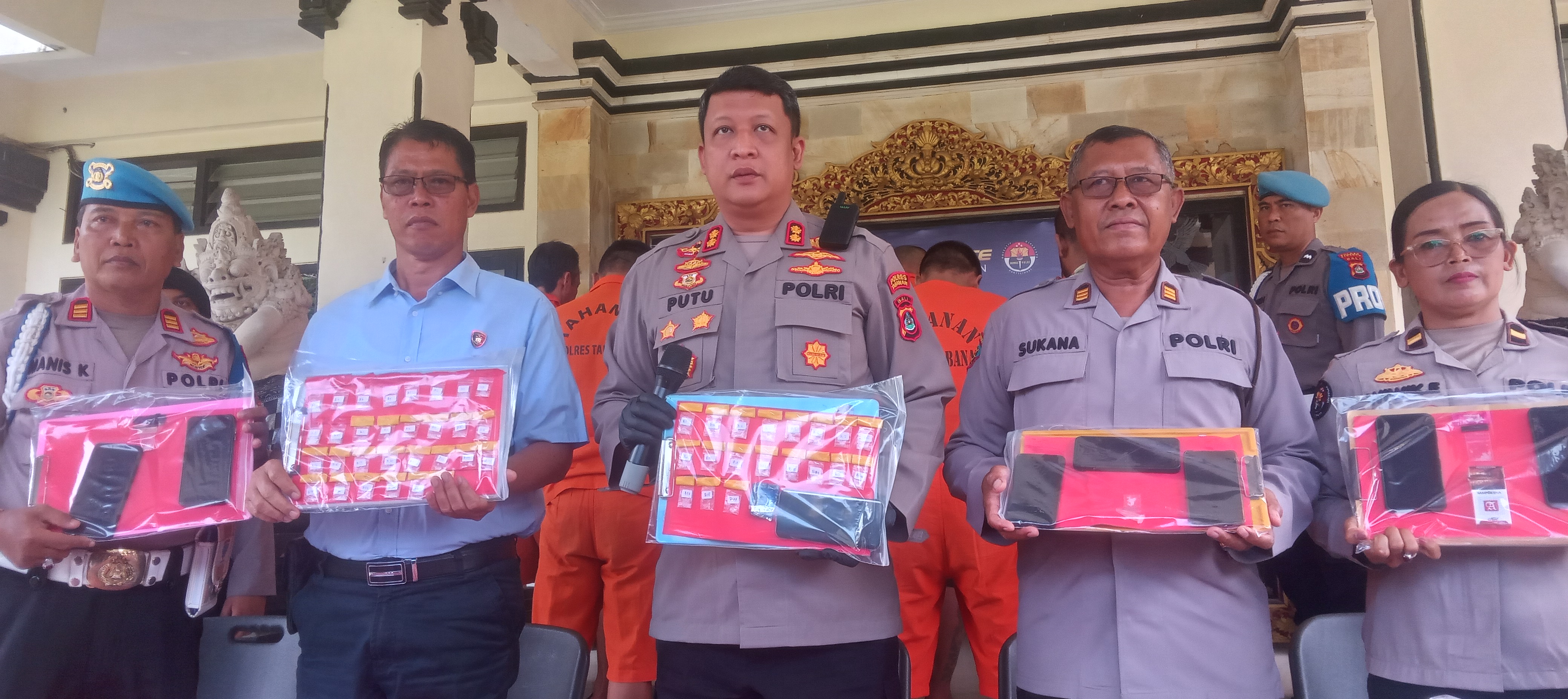 NARKOBA: Kapolres Tabanan, AKBP Putu Bayu Pati (tengah) menunjukkan barang bukti kasus narkoba.