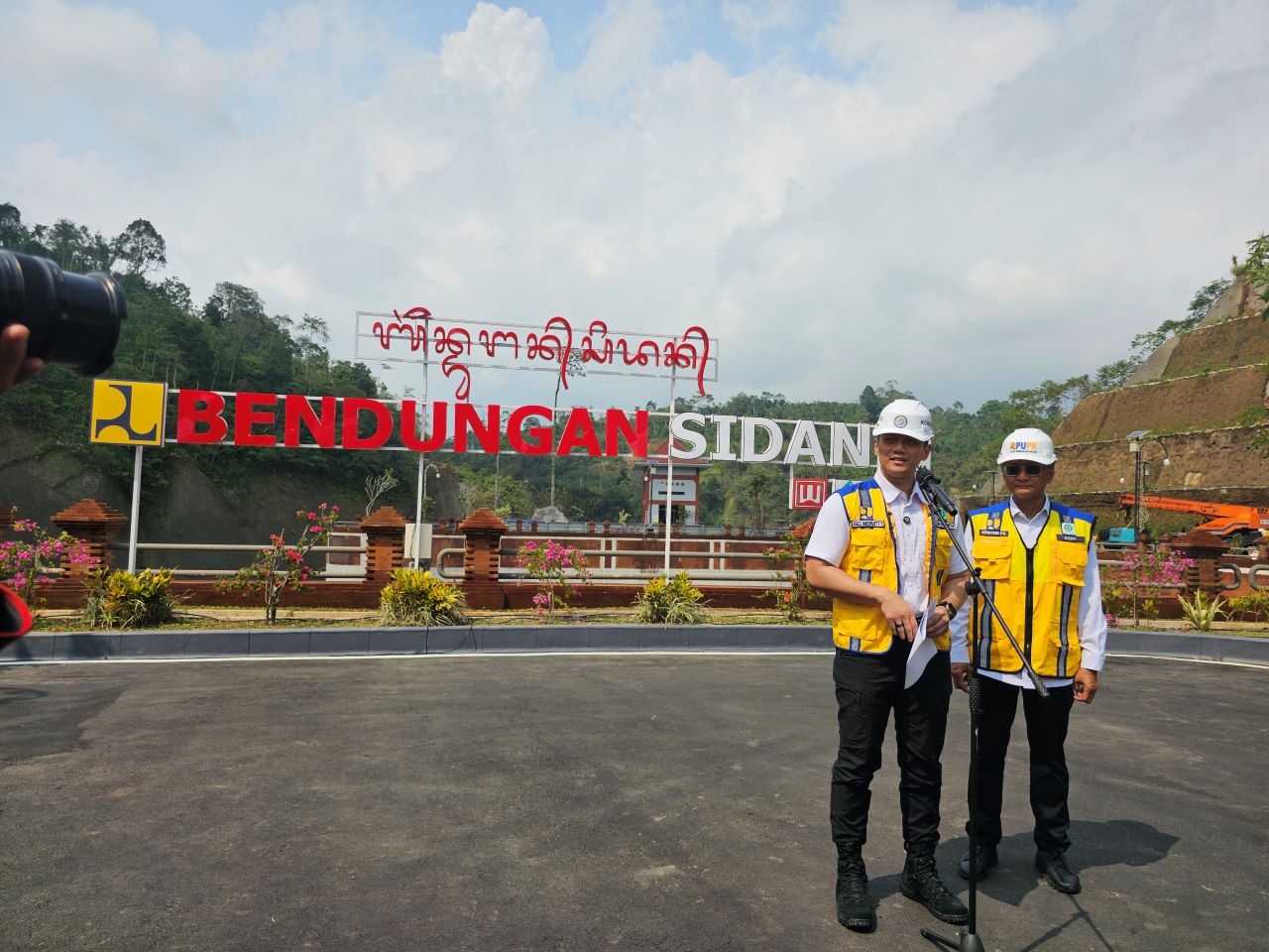 BENDUNGAN SIDAN: Menko Infrastruktur, Agus Harimurti Yudhyono (dua dari kanan) saat berkunjung ke Bendungan Sidan beberapa waktu lalu.
