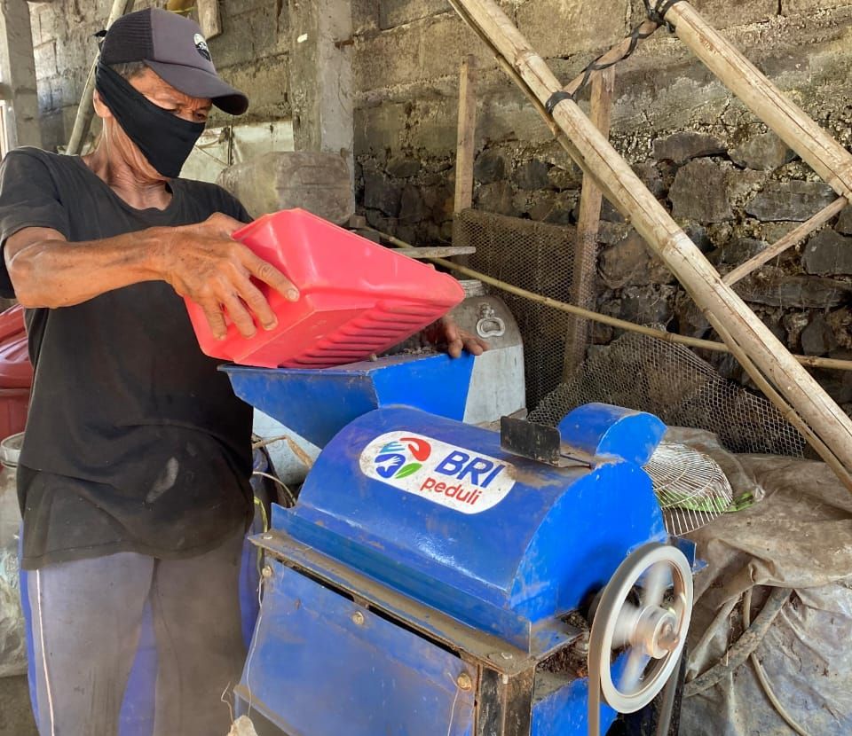 KELOLA SAMPAH: Salah seorang pekerja mengolah sampah organik menggunakan peralatan dari BRI Peduli.