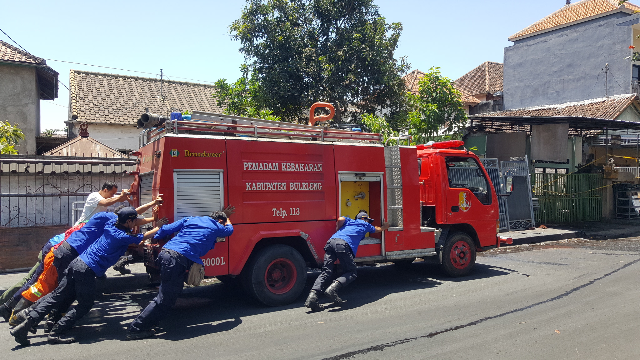 MOGOK: Salah satu armada pemadam kebakaran Buleleng harus didorong gara-gara mogok. DPRD Buleleng minta pemerintah tambah armada.