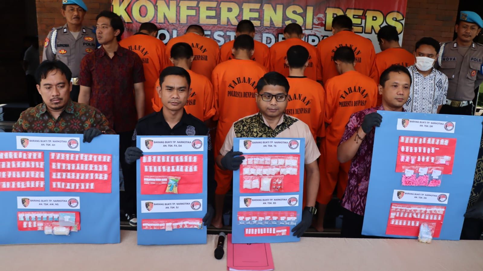 NARKOBA: Aparat kepolisian di Polresta Denpasar menunjukkan barang bukti narkoba yang disita dari puluhan tersangka.