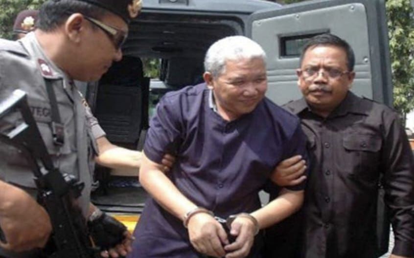 PINDAH: Nyoman Susrama (tengah) yang merupakan otak pembunuhan jurnalis Radar Bali. Ia kini dijebloskan ke Lapas Nusa Kambangan.