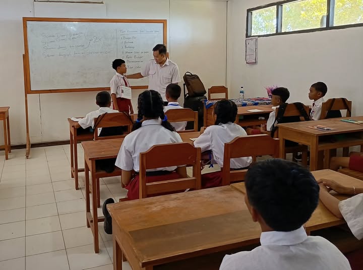 WIDYALAYA: Suasana belajar mengajar di Madyama Widyalaya Jnana Dharma Sastra, Buleleng.