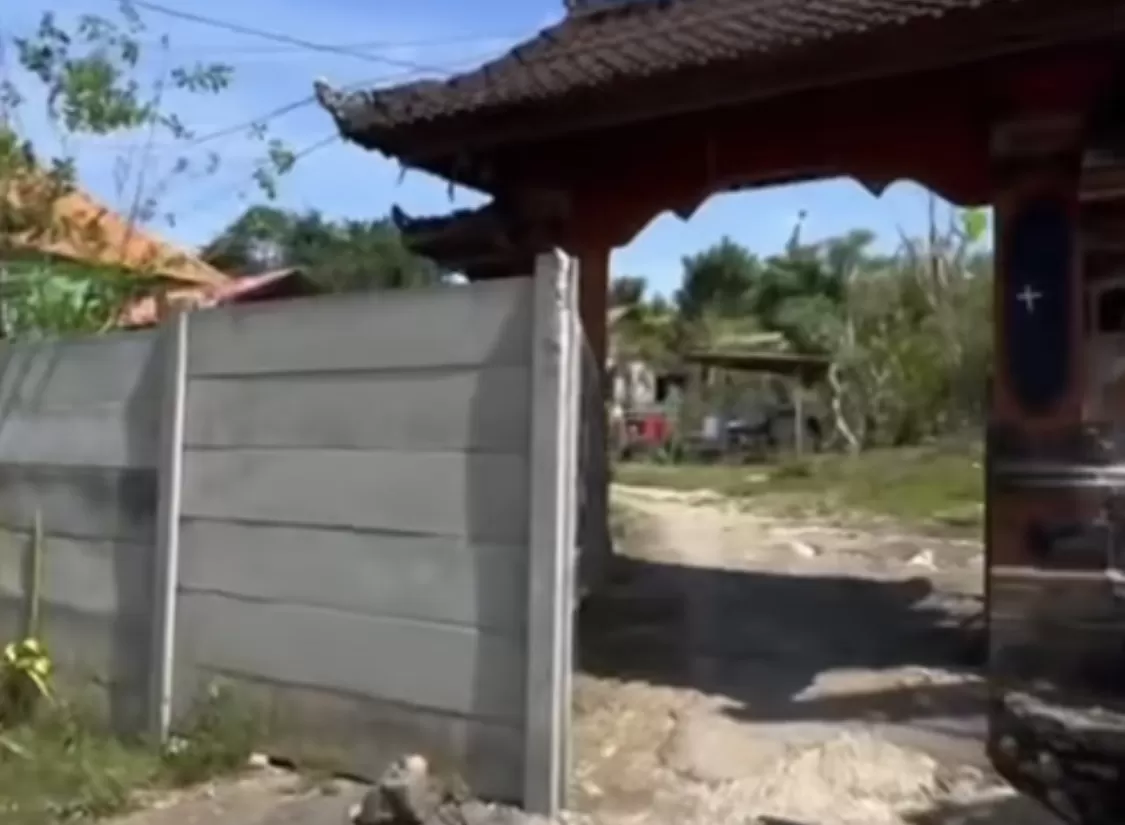 DIPROTES: Pagar yang menutup akses warga di Desa Ungasan, Kabupaten Badung Bali. Pagar itu dikaitkan dengan objek wisata Garuda Wisnu Kencana (GWK).