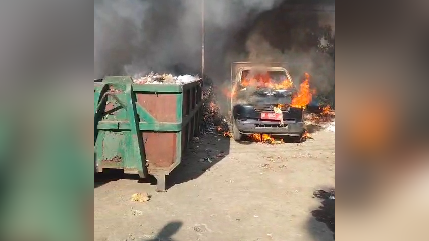 HANGUS: Mobil pengangkut sampah yang terparkir di TPST Anturan, Buleleng, ludes terbakar.