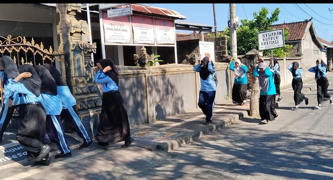 SIMULASI: Pelajar di Desa Pengastulan melakukan simulasi gempa dan tsunami.