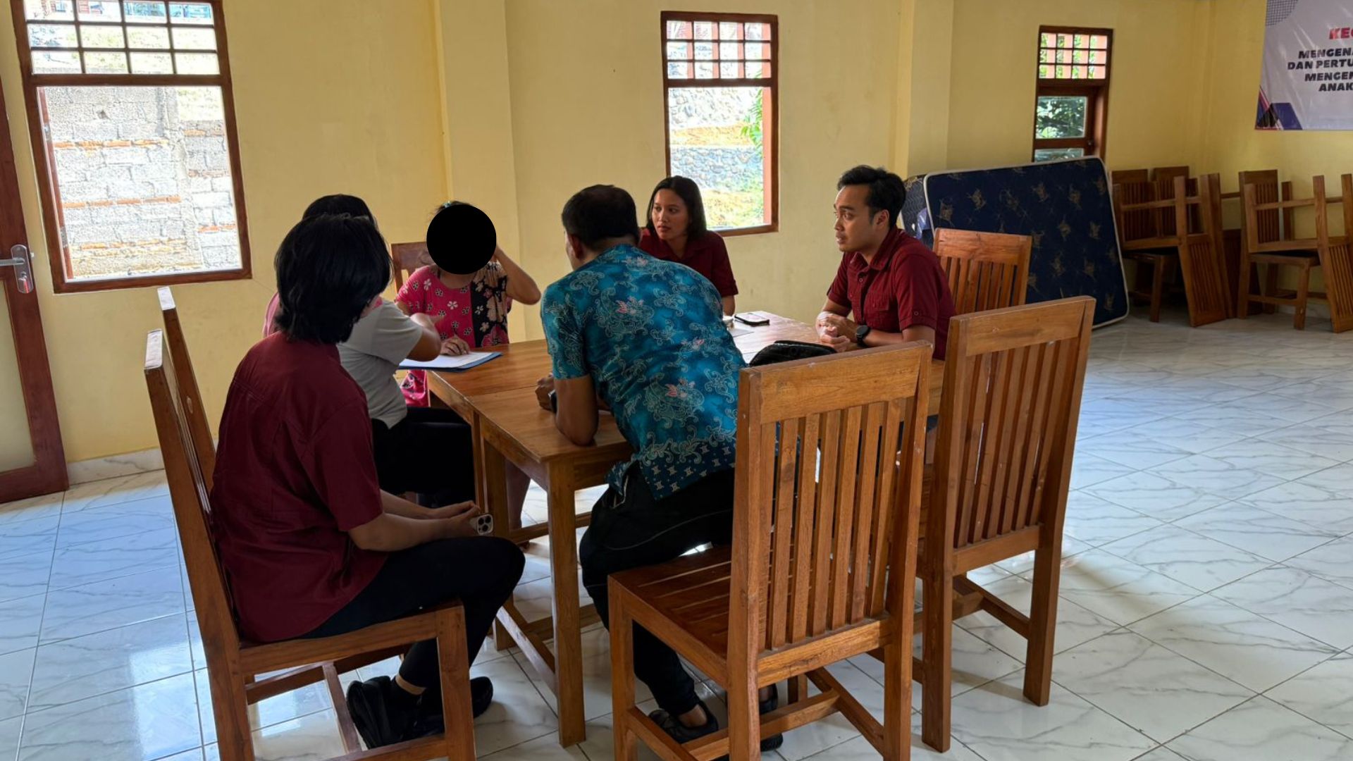 GALI INFORMASI: Tim dari Satuan Reskrim Polres Buleleng menggali informasi dari perempuan disabilitas di Buleleng yang menjadi korban rudapaksa.