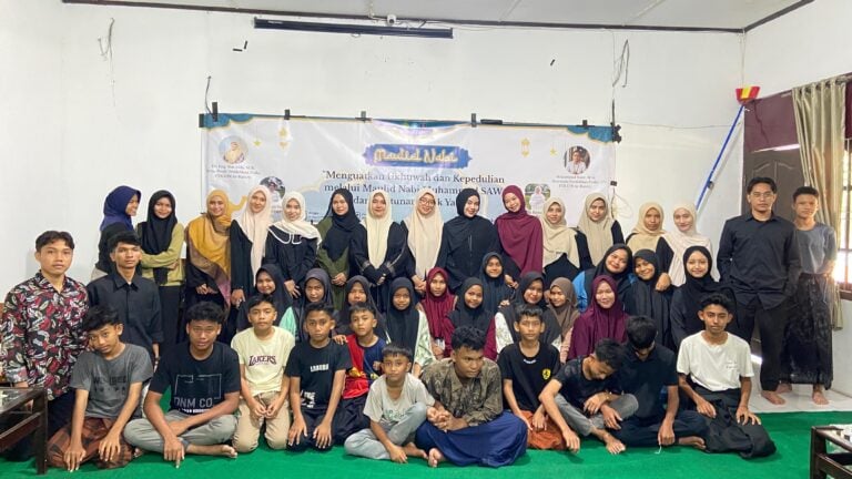 BAKTI SOSIAL: HMPS-PFS berbagi kebahagiaan dengan anak-anak di panti asuhan melalui berbagai aktivitas, seperti pembagian hadiah, permainan, dan kegiatan edukatif lainnya.
