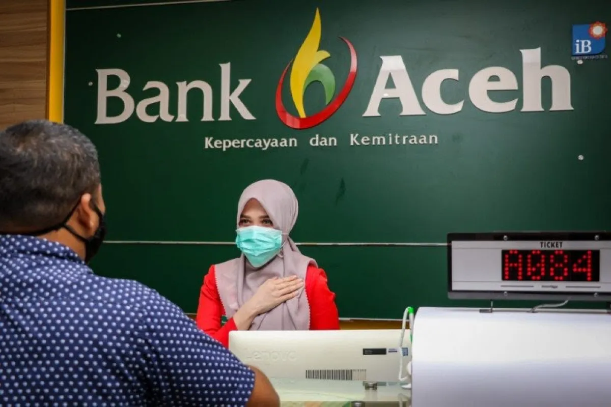 Suasana pelayanan di Bank Aceh