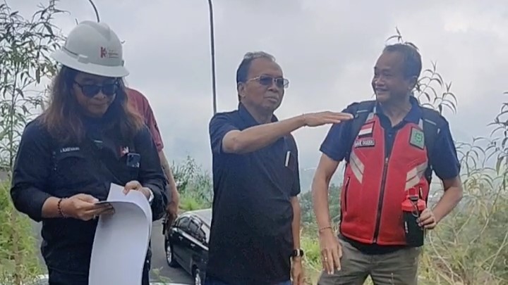 CEK PROYEK: Gubernur Bali, Wayan Koster (tengah) saat mengecek progress pengerjaan pembangunan tahap dua Turyapada Tower.
