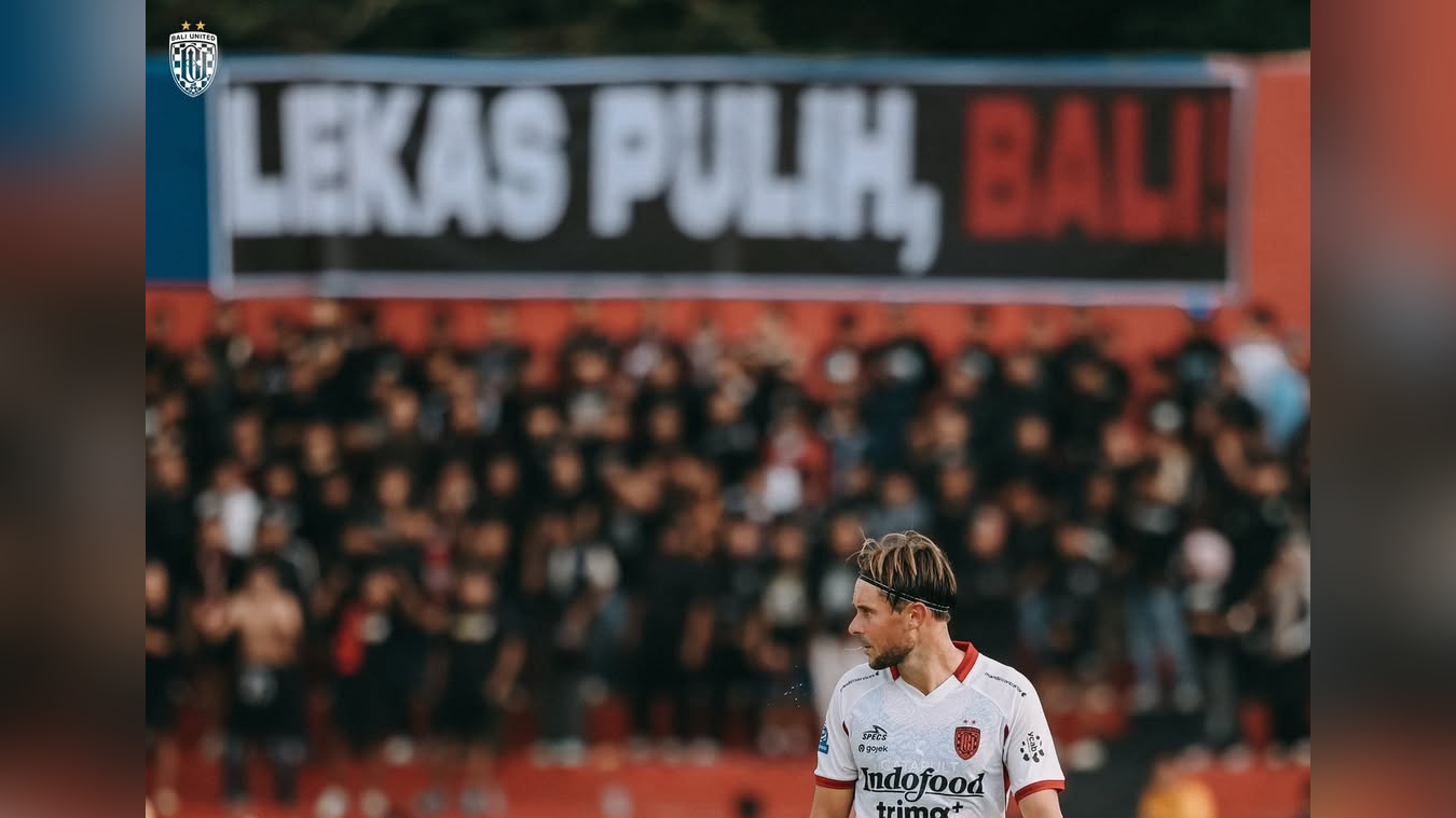DOAKAN BALI: Fans Semen Padang memasang spanduk mendoakan agar Bali lekas pulih usai bencana banjir yang terjadi beberapa waktu lalu.