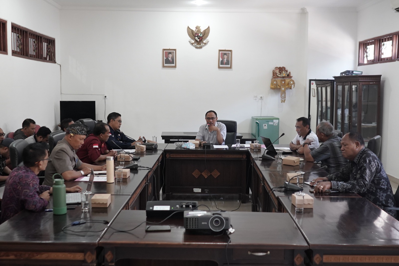 BAHAS PROGRAM: Suasana rapat kerja Komisi II DPRD Buleleng.