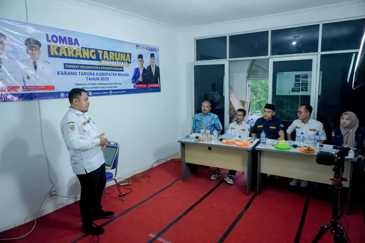 Ketua Karang Taruna Kecamatan Cikarang Selatan memberikan presentasi kepada tim penilai