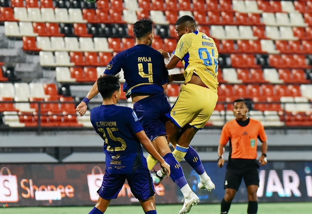 Uilliam Barros berduel dengan Ryuji Utomo saat Persib Bandung menghadapi Persita Tangerang dengan skor yang berkesudahan 2-1 untuk kemenangan tim tuan rumah