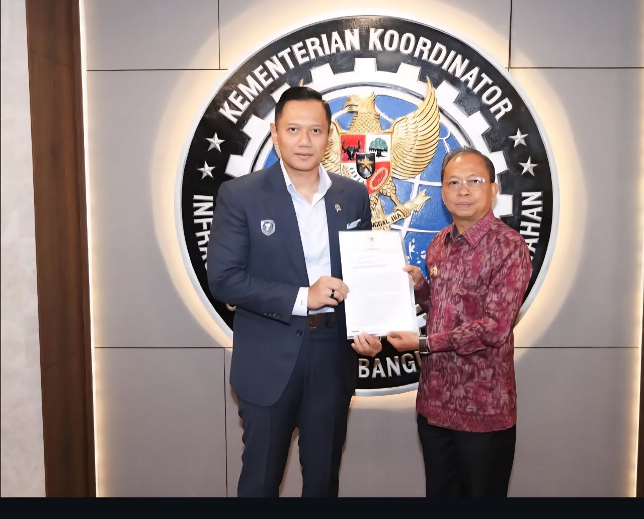 LOBI PUSAT: Gubernur Bali, Wayan Koster (kanan) menemui Menteri Koordinator Infrastruktur, Agus Harimurti Yudhoyono (AHY).