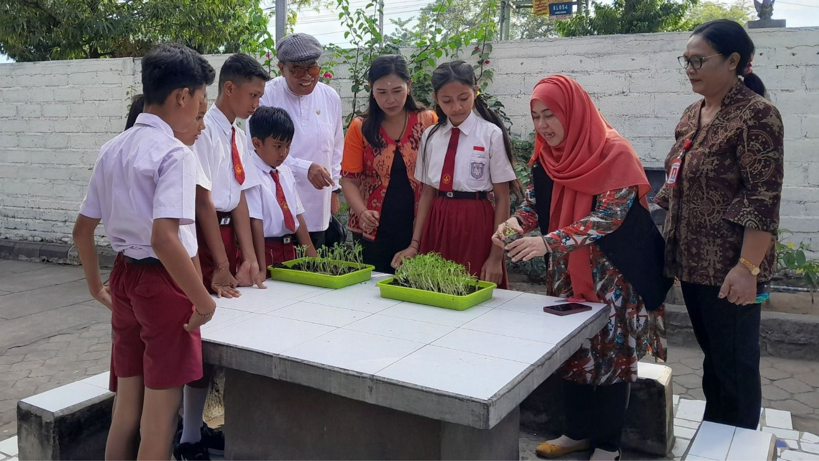 BERI PELATIHAN: Tim dosen Universitas Pendidikan Ganesha (Undiksha) memberikan pelatihan kepada guru dan siswa di Buleleng.