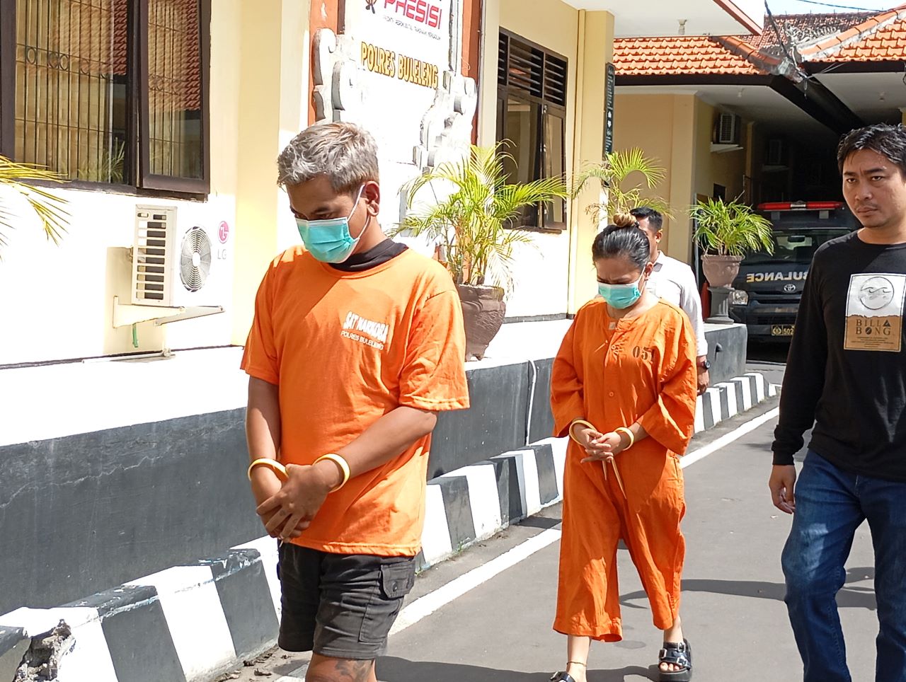 KOMPAK: Mang Rudi (depan) dan Sandra (belakang) ketika rilis di Polres Buleleng pada April lalu. Kini keduanya kompak mendekam di dalam penjara selama tujuh tahun.