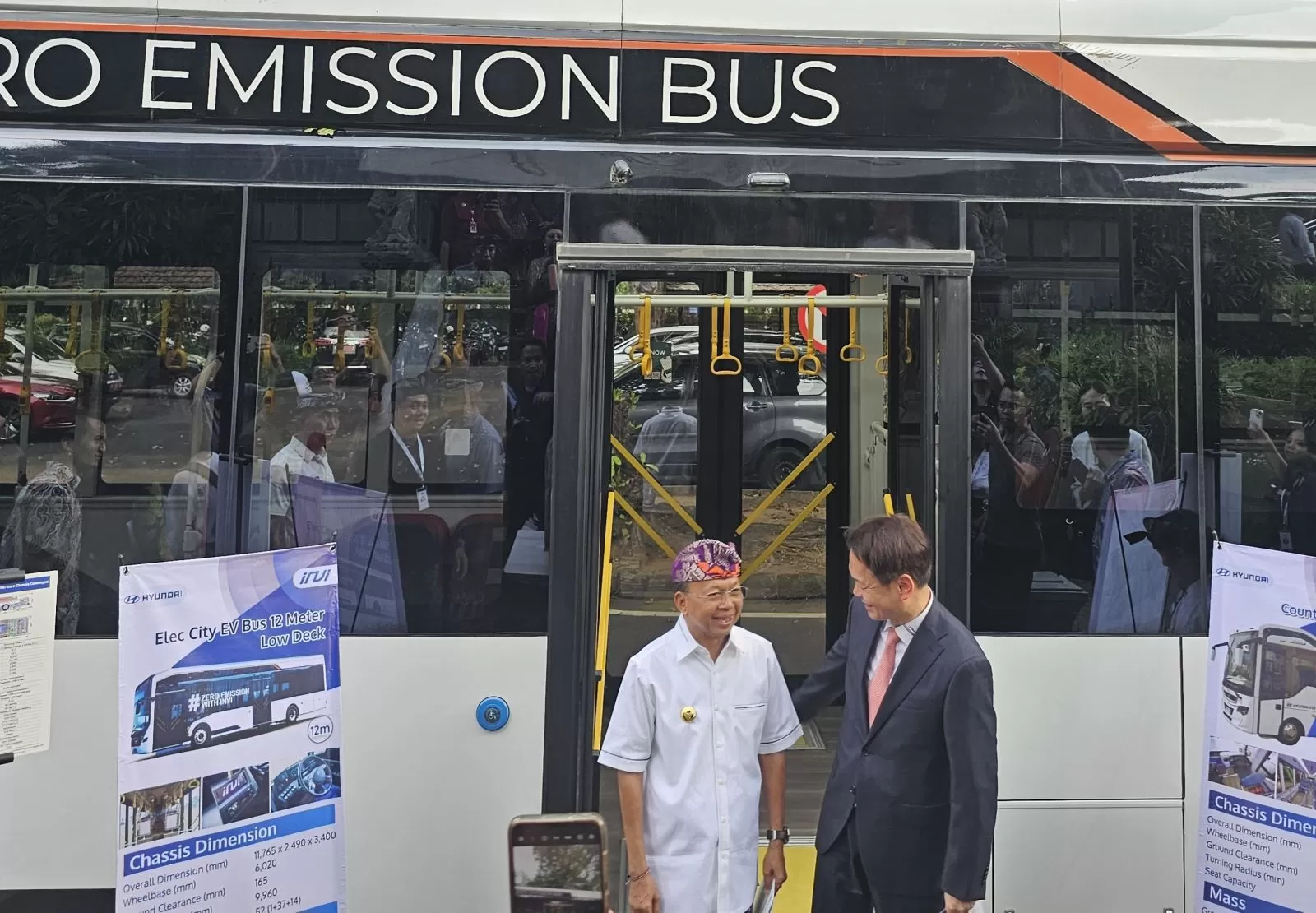 BUS LISTRIK: Gubernur Bali, Wayan Koster (kiri) saat menerima hibah bus listrik dari Korea Selatan.