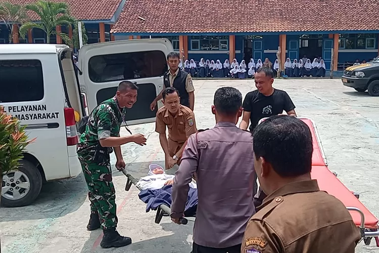 Diduga dari keracunan Makanan Bergizi Geraris (MBG), puluhan pelajar SMPN 4 Pamarican Ciamis dilarikan ke Puskesmas